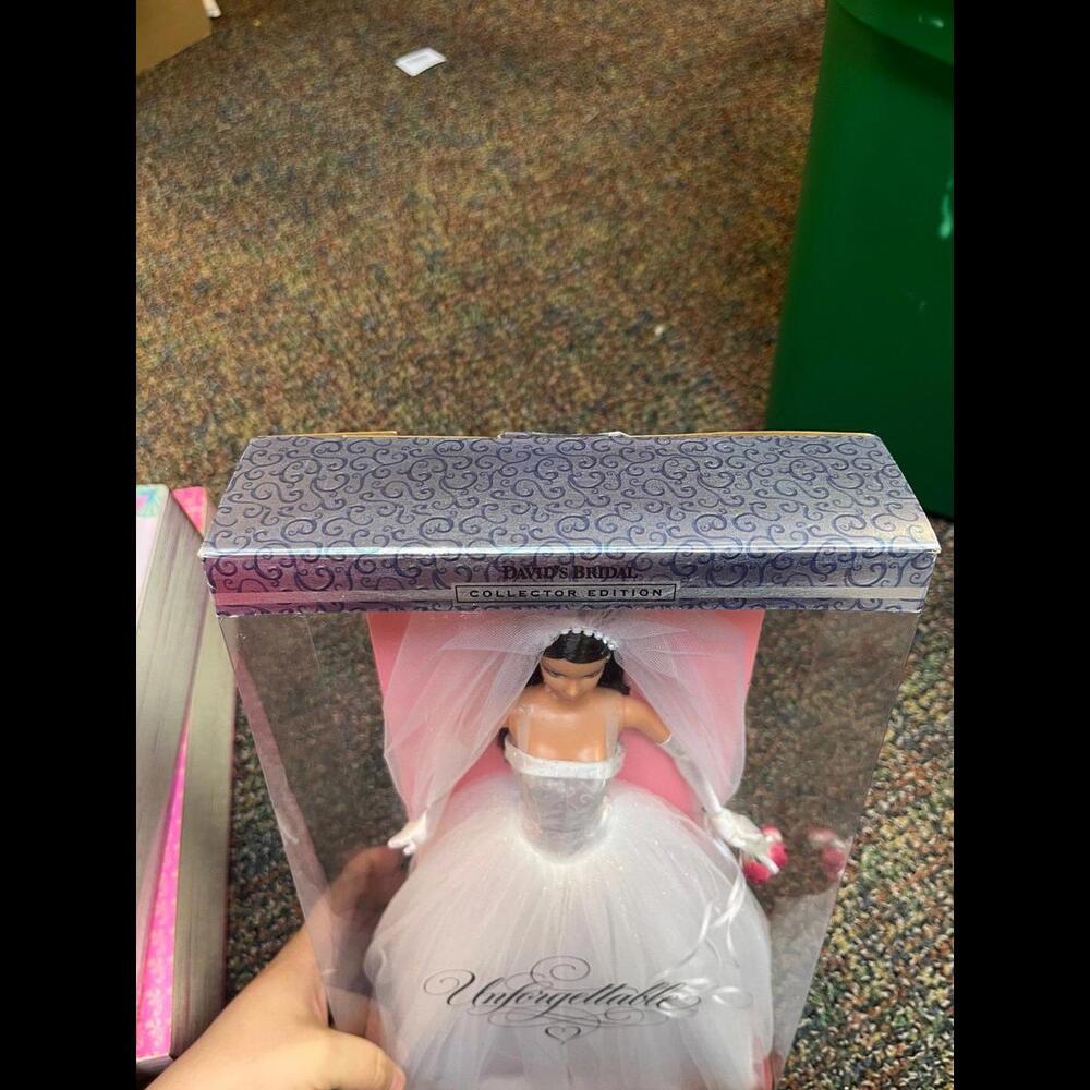 DAVID'S BRIDAL UNFORGETTABLE BRIDE BRUNETTE BARBIE DOLL 2004 MATTEL G2890‎ - Picture 8 of 8